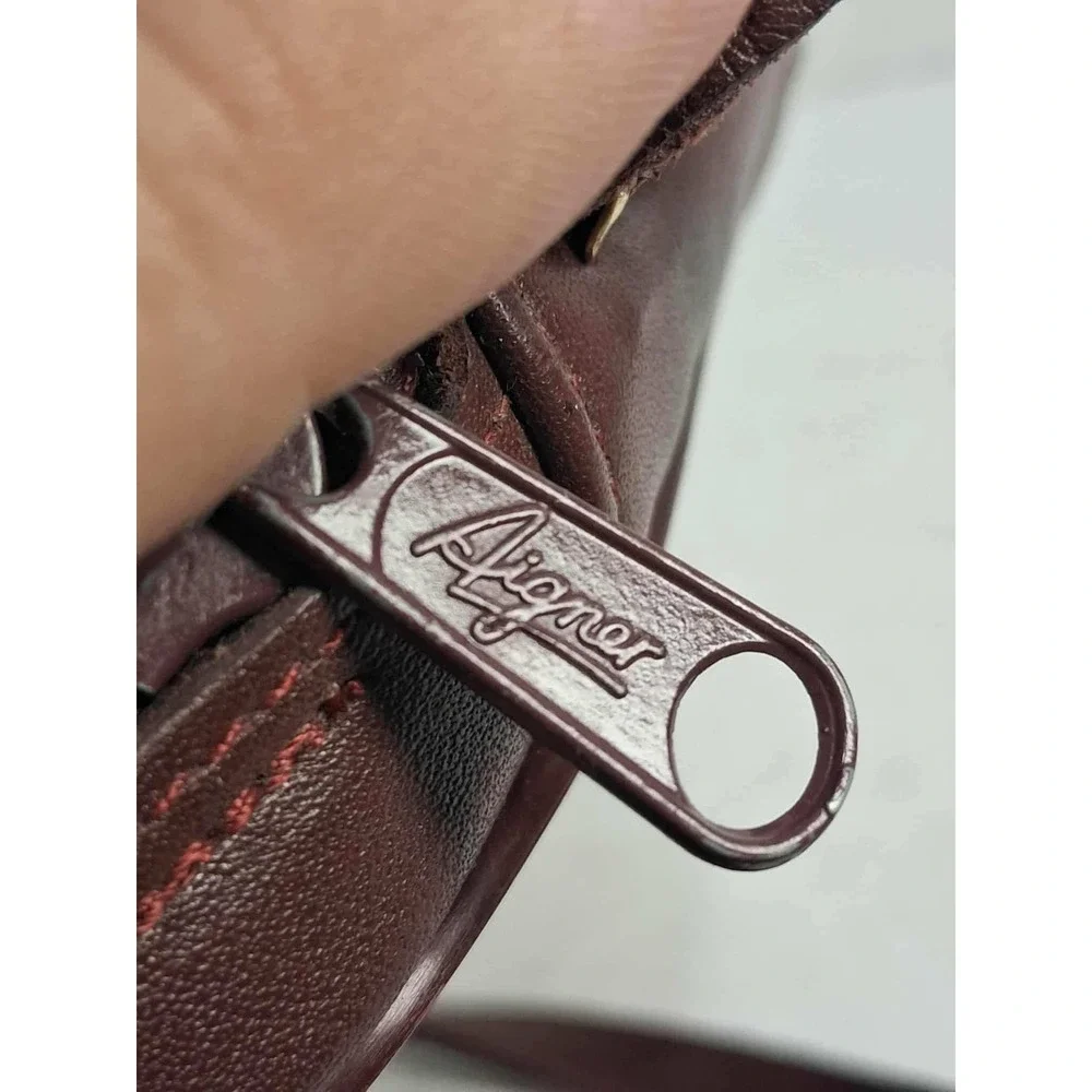 Aigner‎ Burgundy Leather Crossbody Bag Vintage Logo Zipper Closure